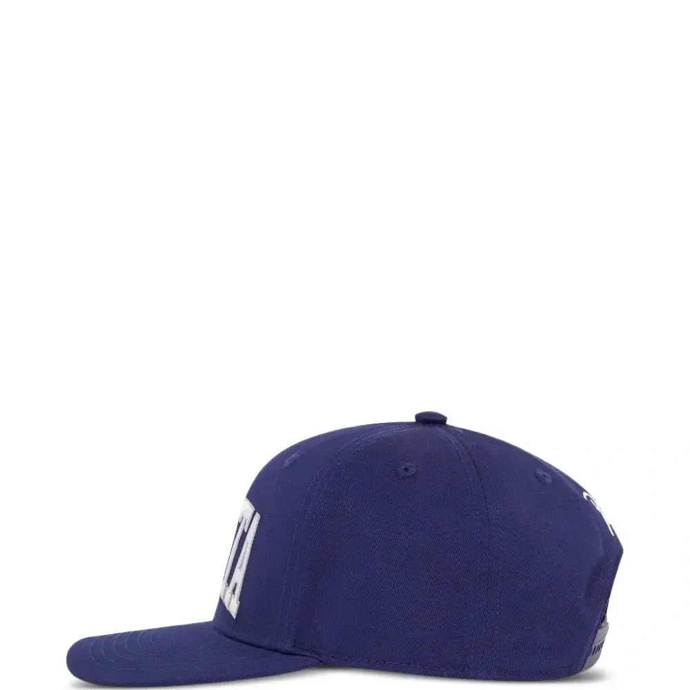 Бейсболка с вышитым логотипом