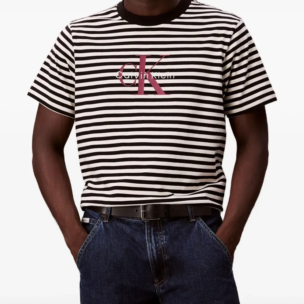 Полосатая футболка с логотипом Полосатая футболка с логотипом