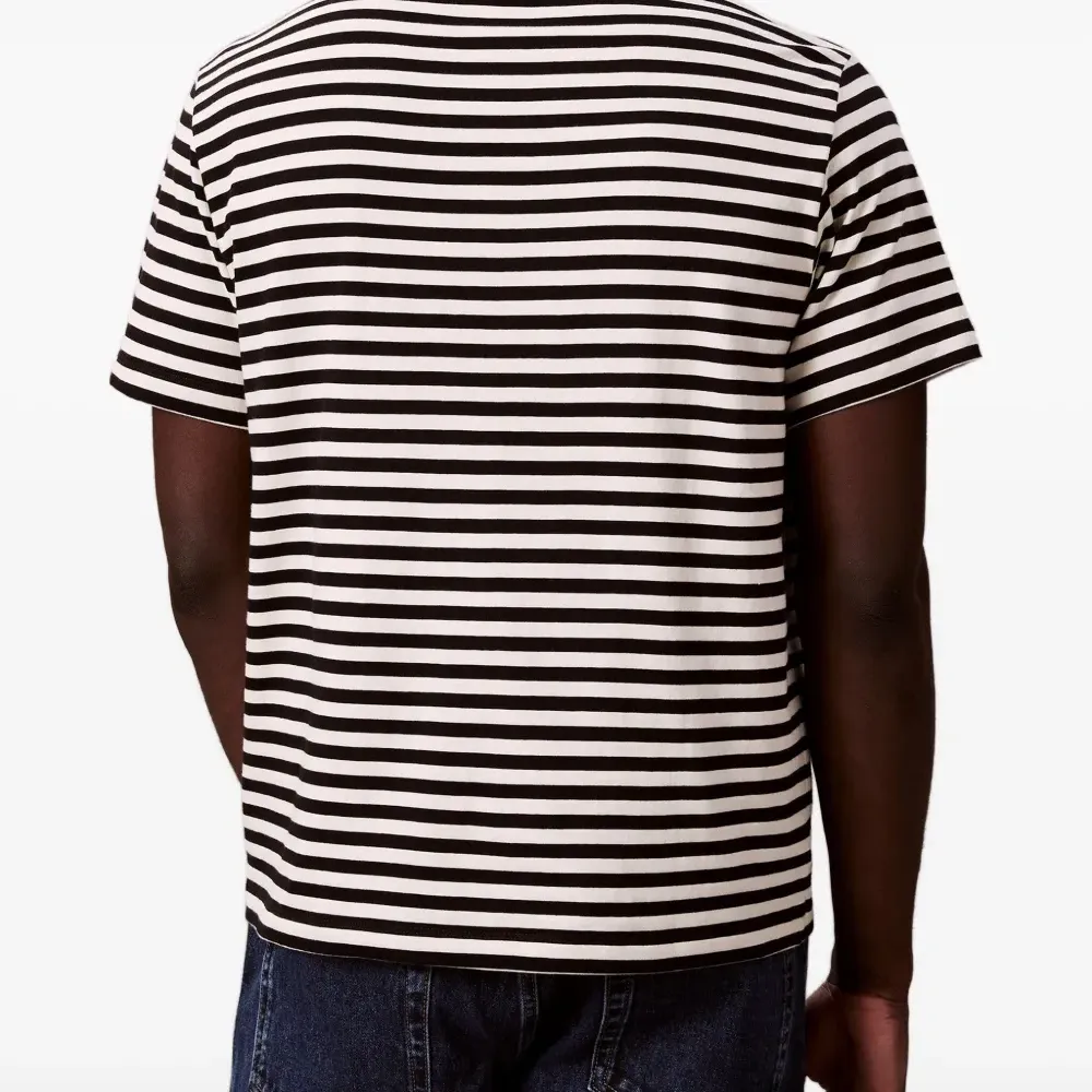 Полосатая футболка с логотипом Полосатая футболка с логотипом