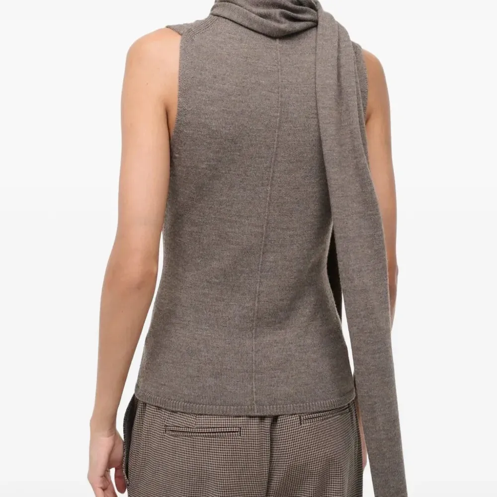 Безрукавка с воротником-стойкой