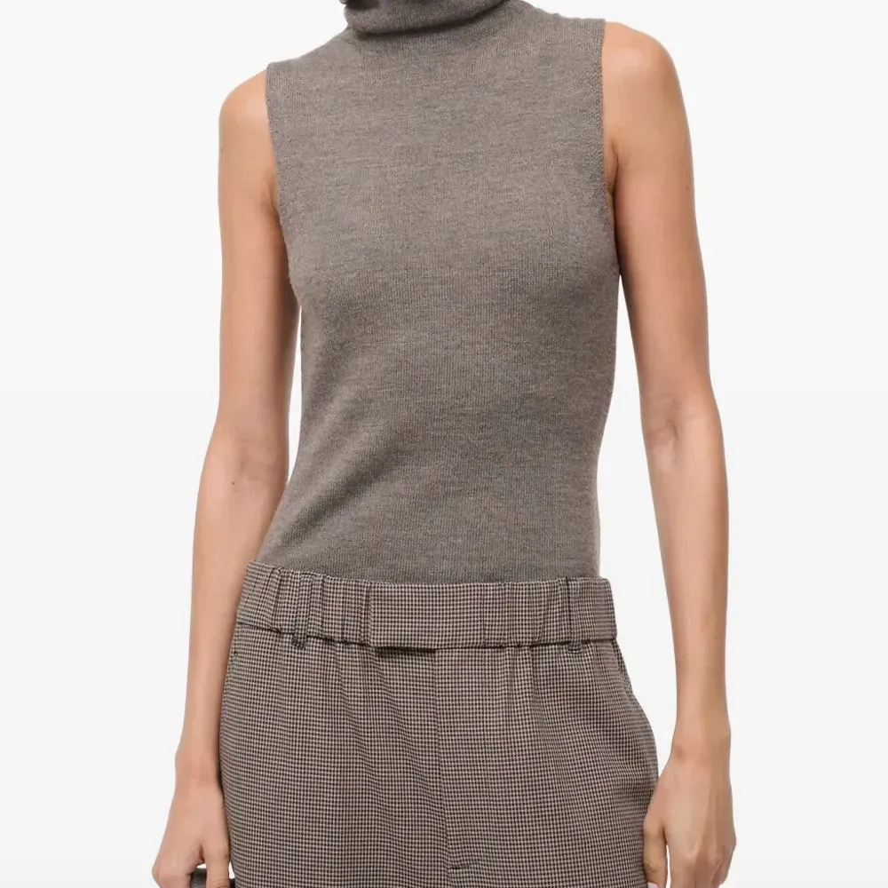 Безрукавка с воротником-стойкой