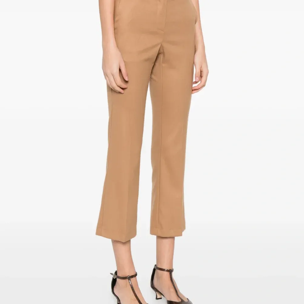 Брюки на пуговицах