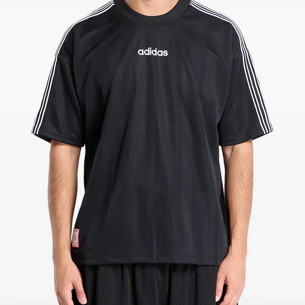 Полосатая спортивная футболка