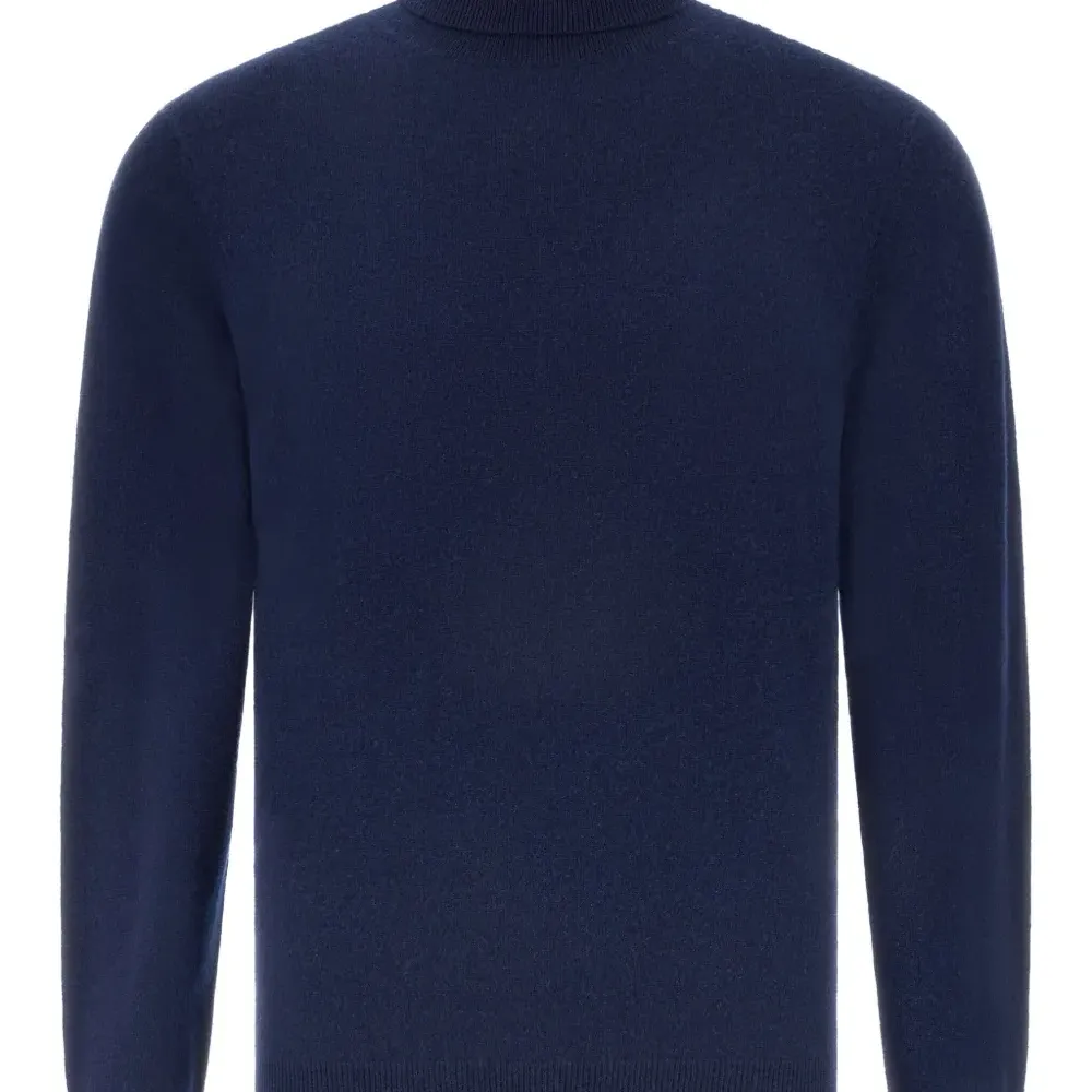 Свитер с высоким воротником