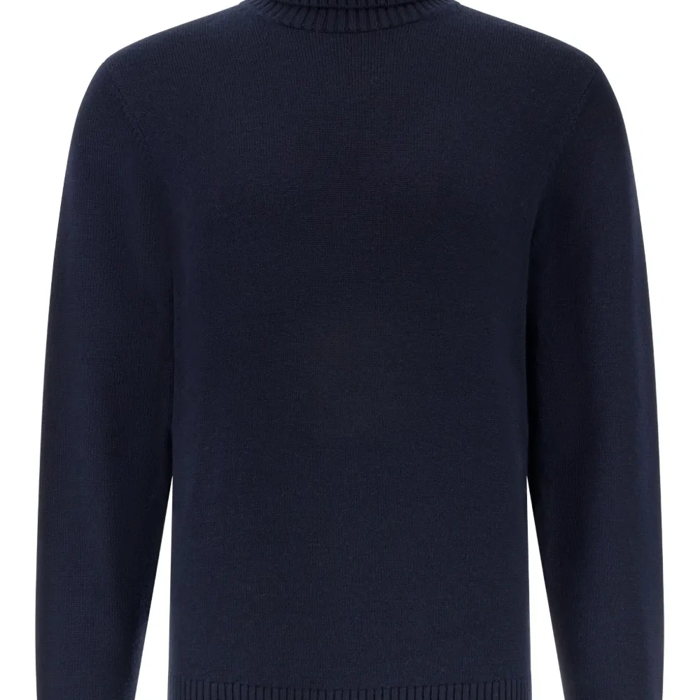 Свитер с высоким воротником