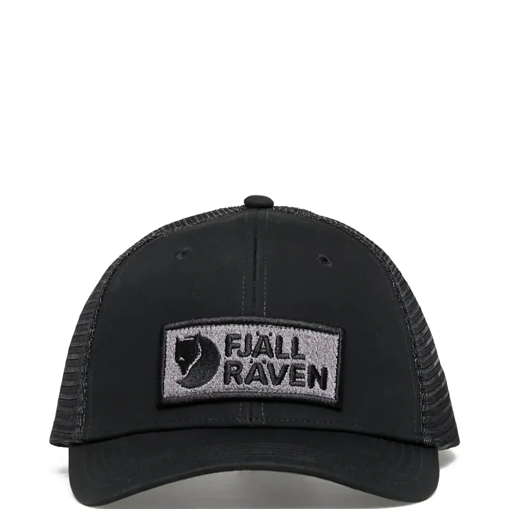 Кепка с нашивкой-логотипом