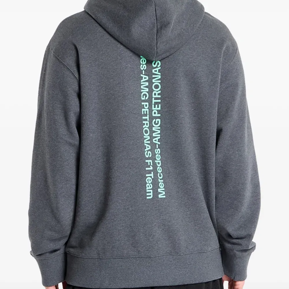Худи с логотипом из коллаборации с Mercedes