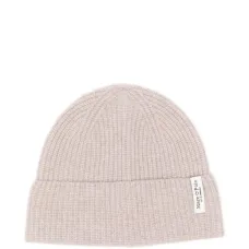 Шапка с нашивкой-логотипом