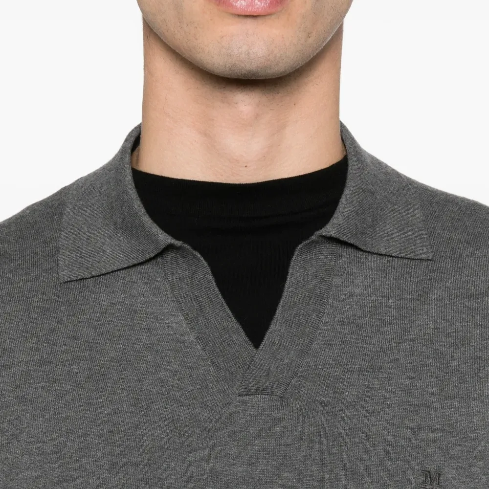 Топ с V-образным вырезом и длинными рукавами Топ с V-образным вырезом и длинными рукавами