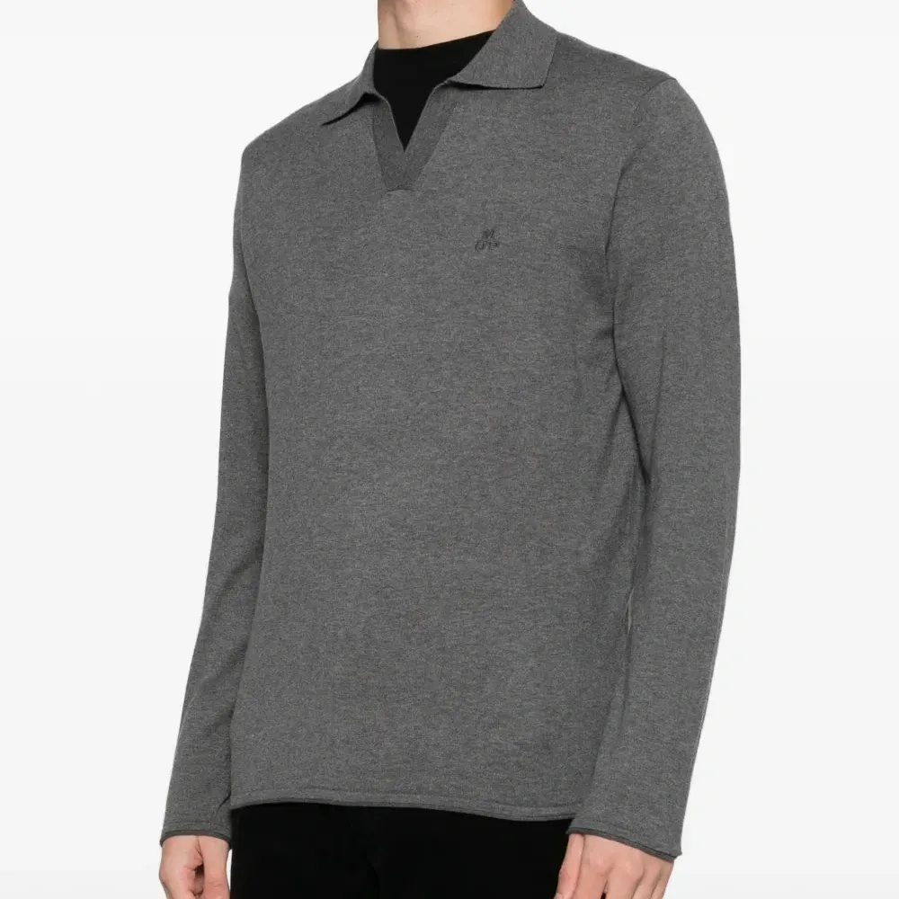 Топ с V-образным вырезом и длинными рукавами Топ с V-образным вырезом и длинными рукавами