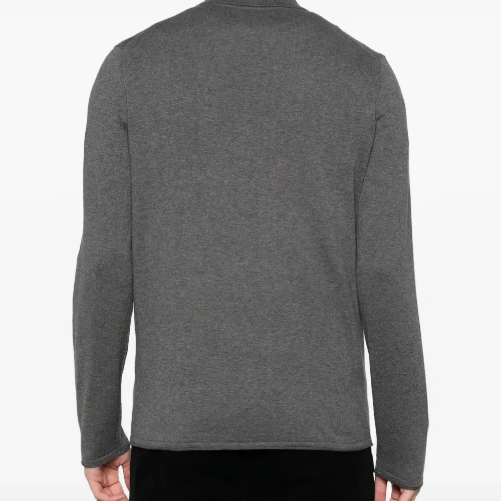 Топ с V-образным вырезом и длинными рукавами Топ с V-образным вырезом и длинными рукавами