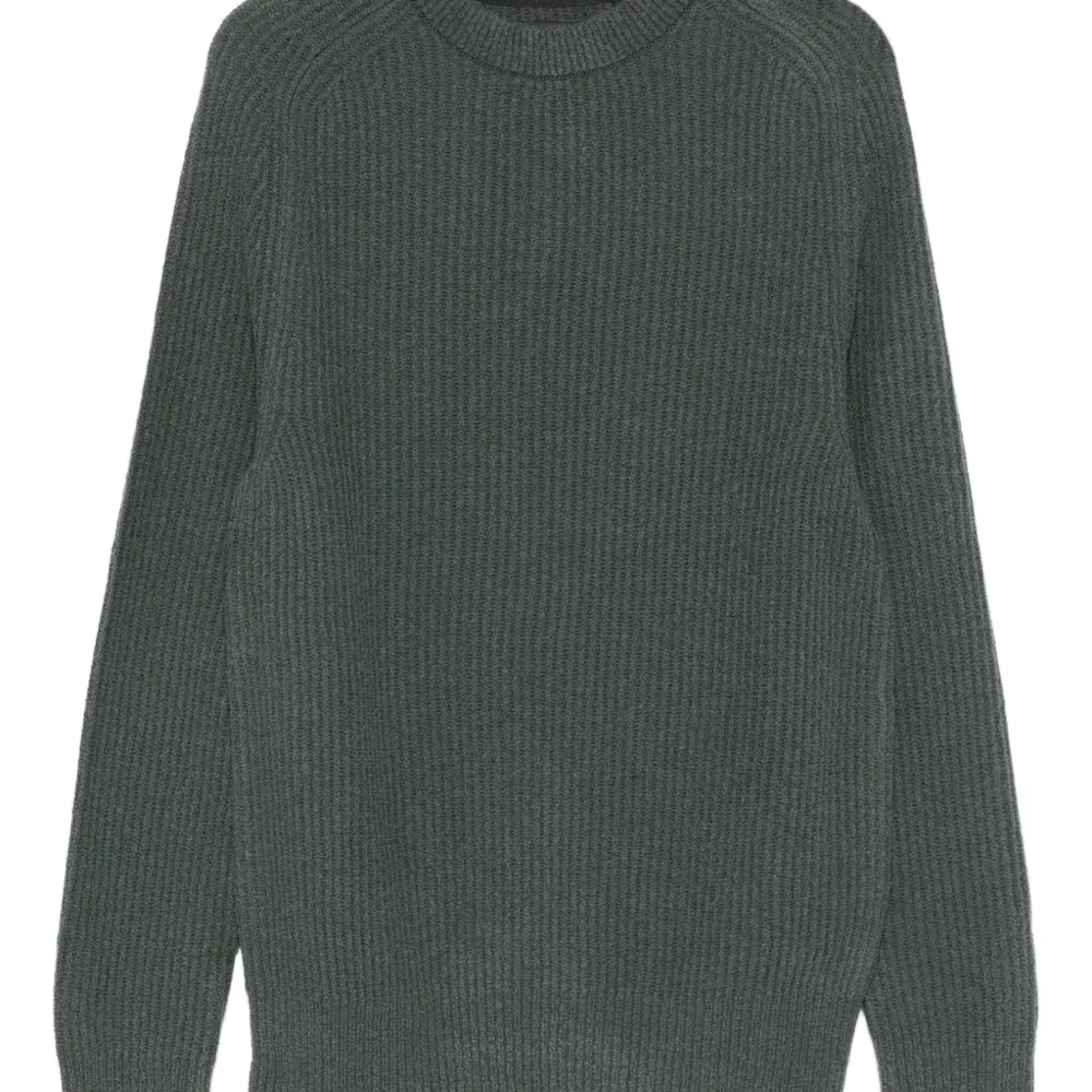 Свитер в рубчик