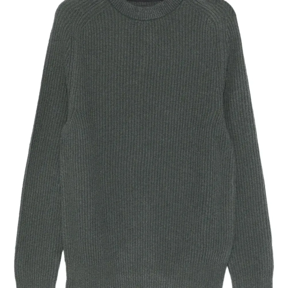 Свитер в рубчик