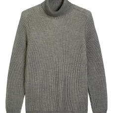 Свитер с высоким воротником