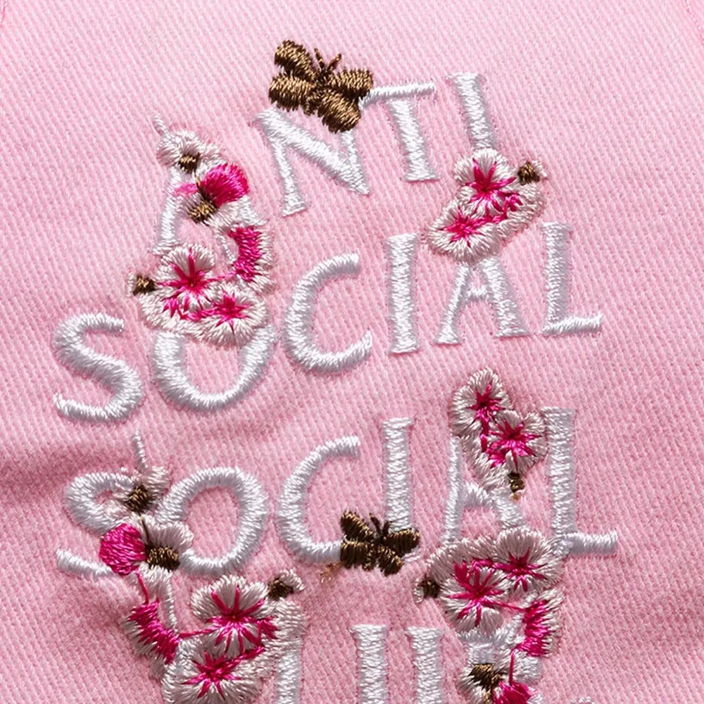 Кепка с вышитым логотипом