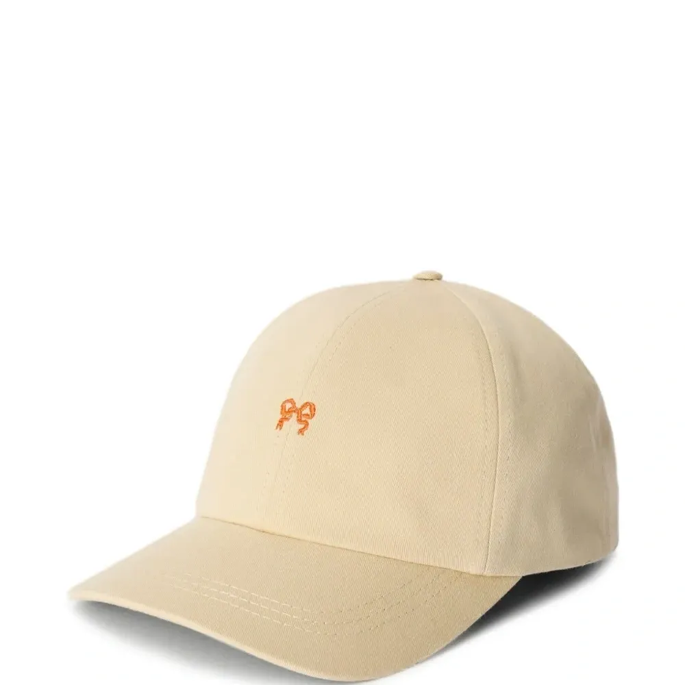 Кепка с бантом и логотипом