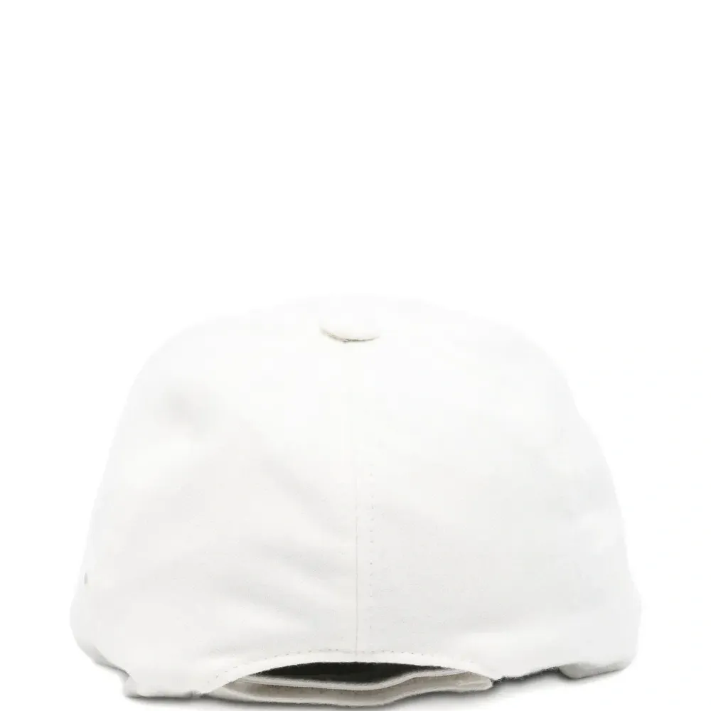 Кепка с нашивкой-логотипом