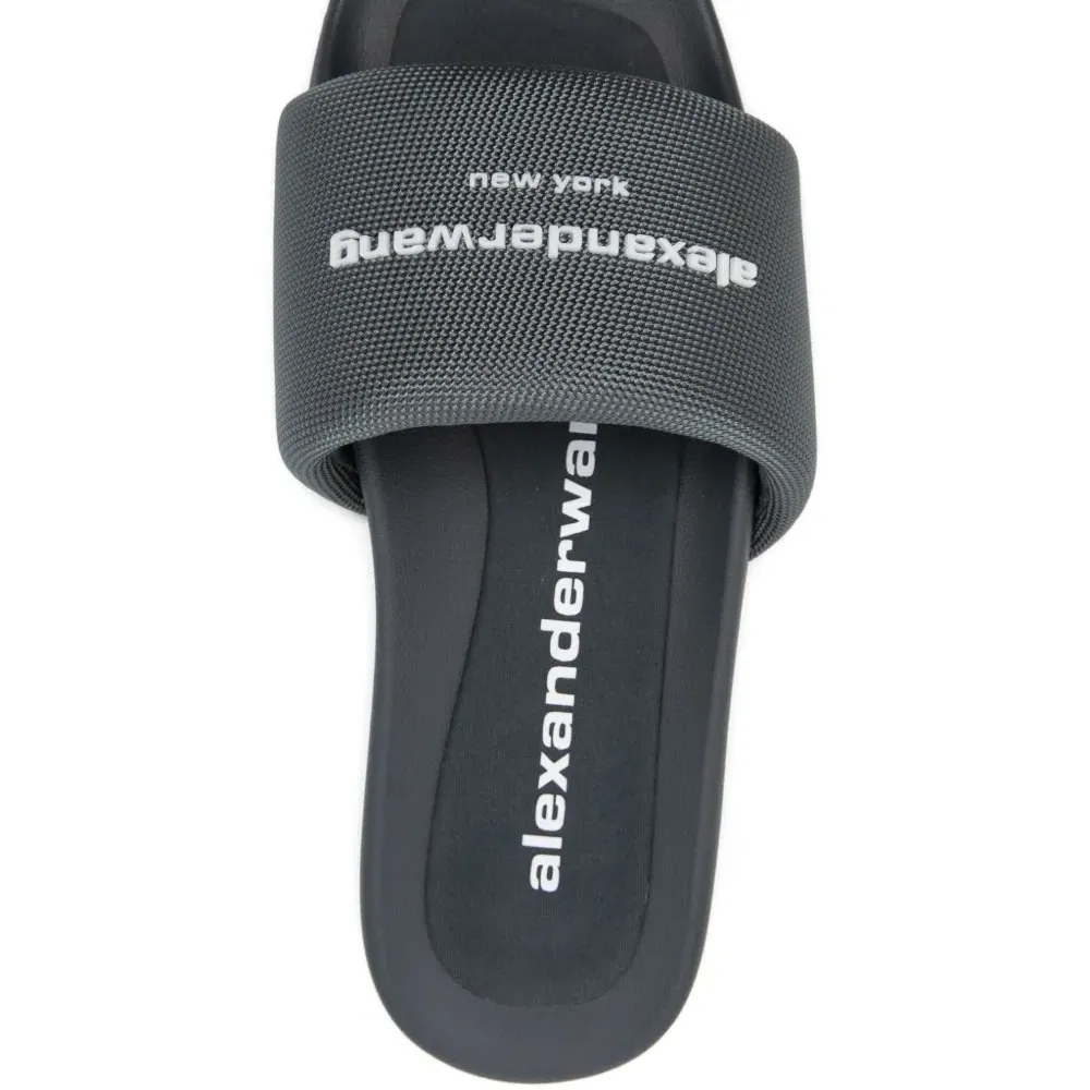 Шлепанцы с логотипом