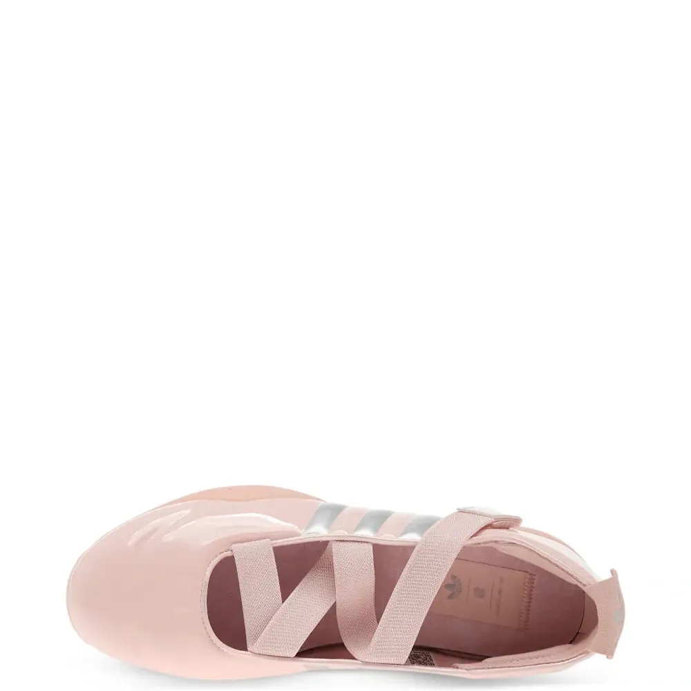 Кроссовки Taekwondo by Caroline Hú из коллаборации с Clot