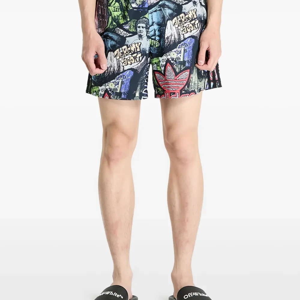 Шорты AOP из коллаборации с Jeremy Scott