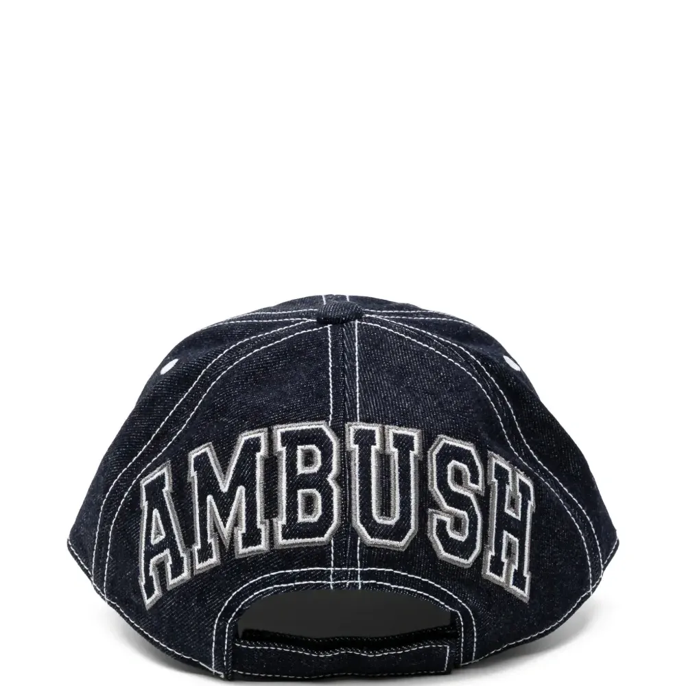 Бейсболка с вышитым логотипом и контрастной строчкой