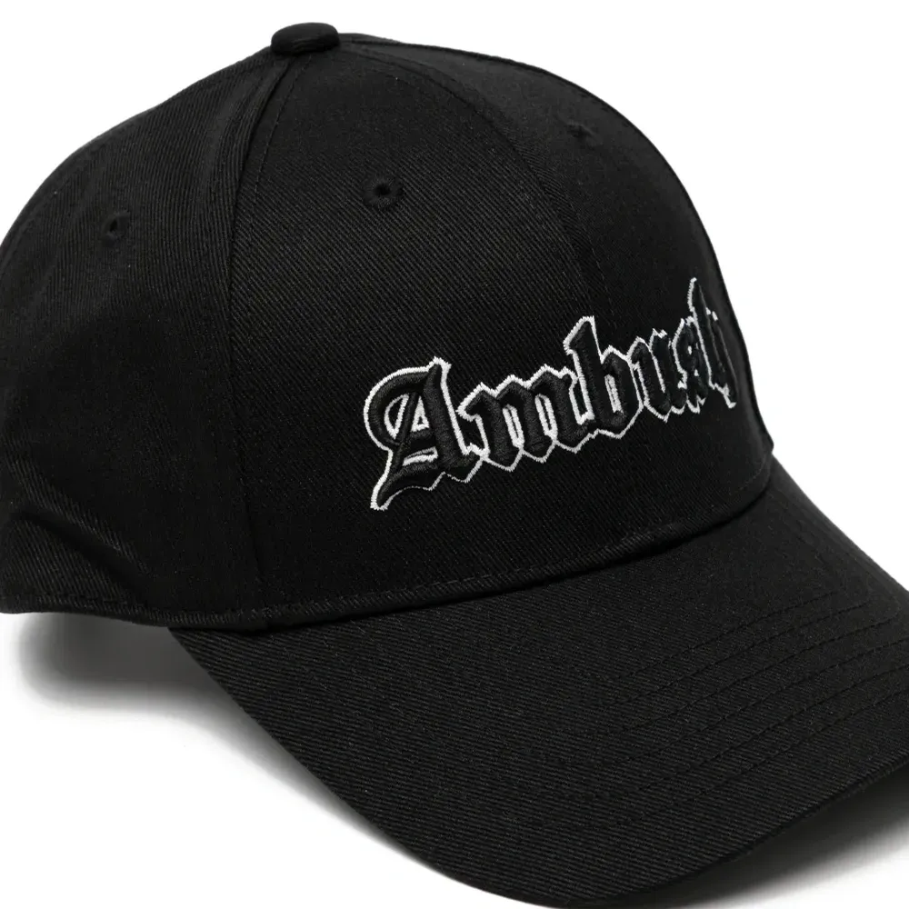 Бейсболка с вышитым логотипом