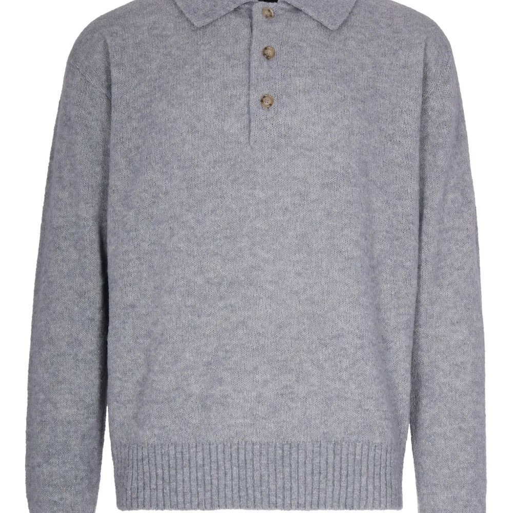 Свитер на пуговицах