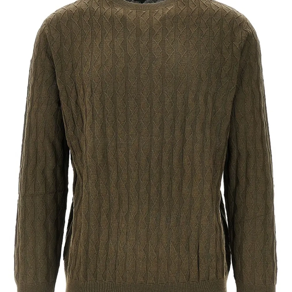 Свитер с круглым вырезом