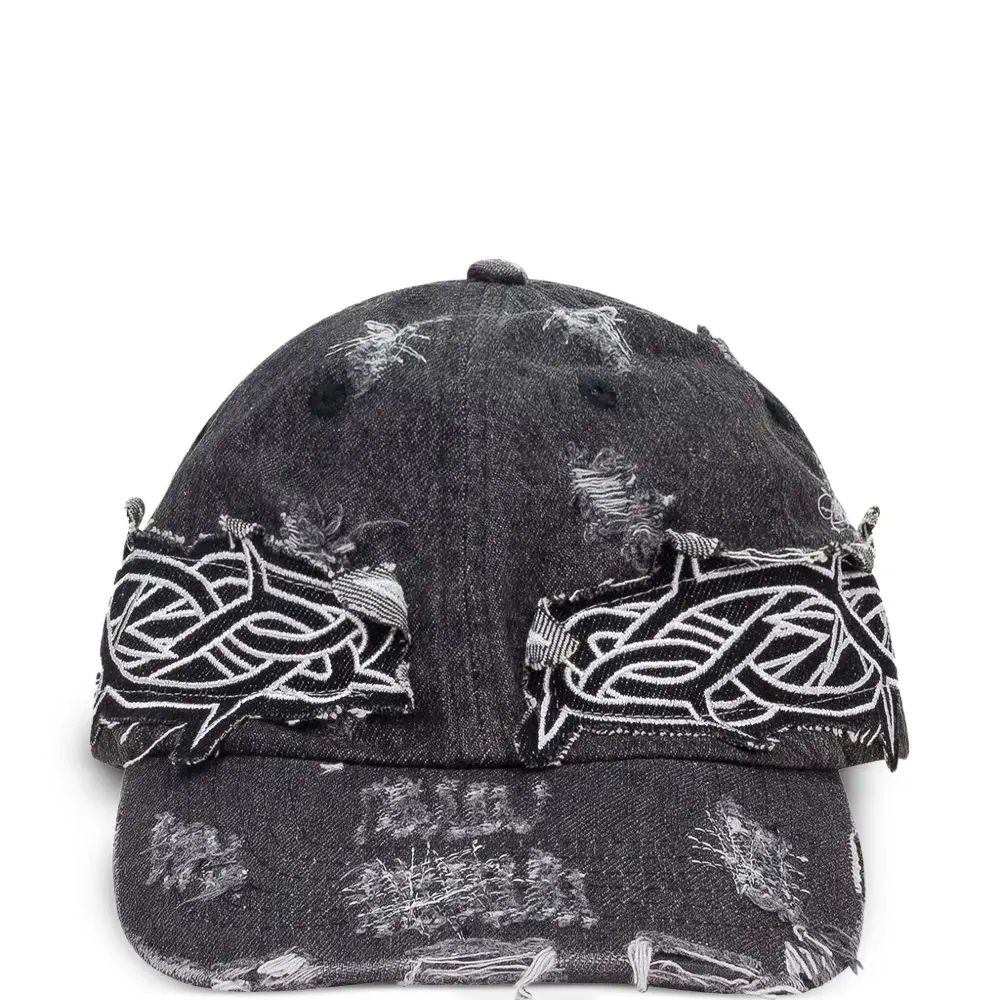 Бейсболка с нашивками