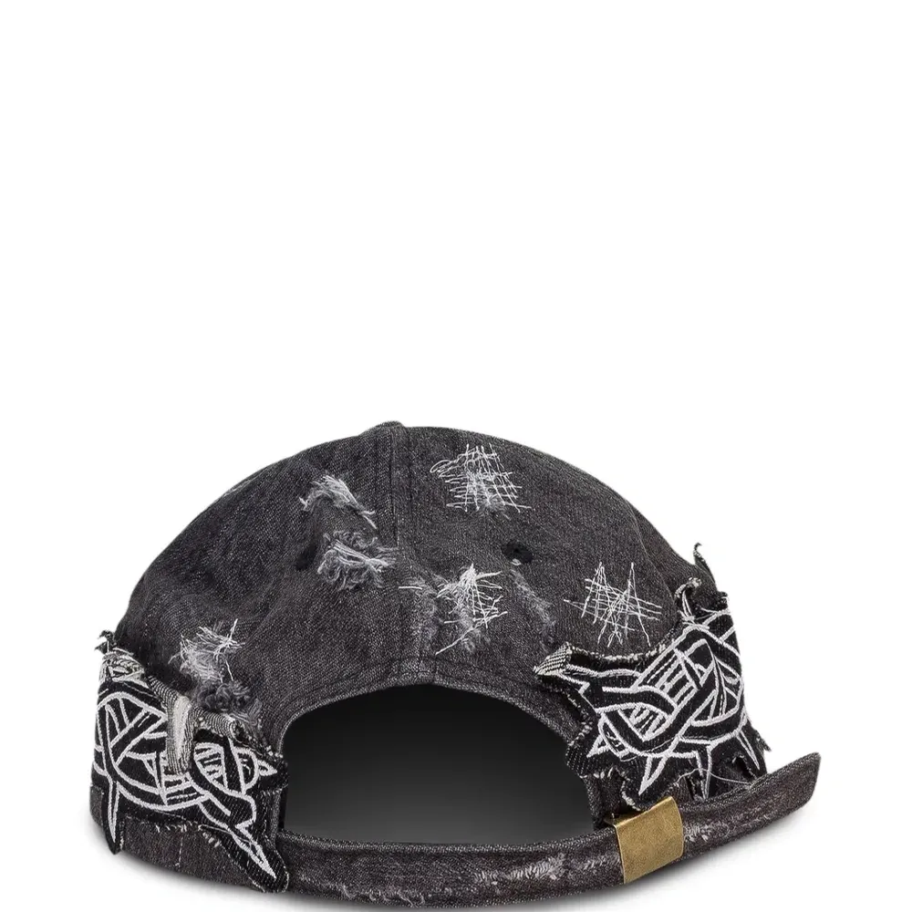 Бейсболка с нашивками