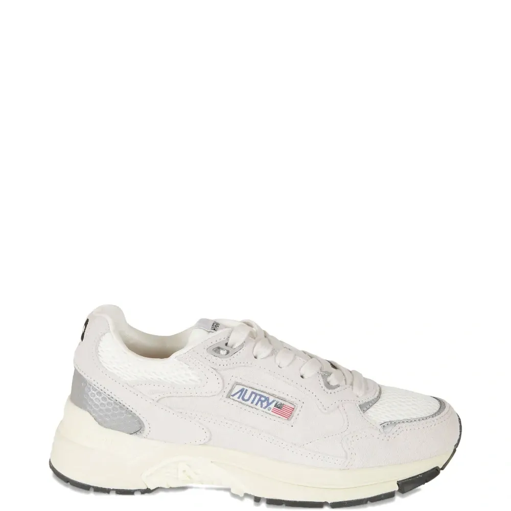 Кроссовки с панелями и шнуровкой Кроссовки с панелями и шнуровкой