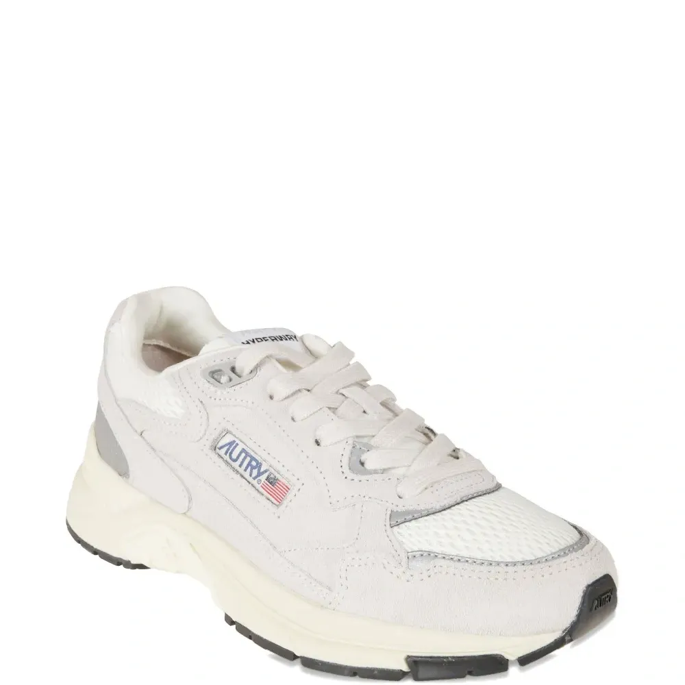 Кроссовки с панелями и шнуровкой Кроссовки с панелями и шнуровкой