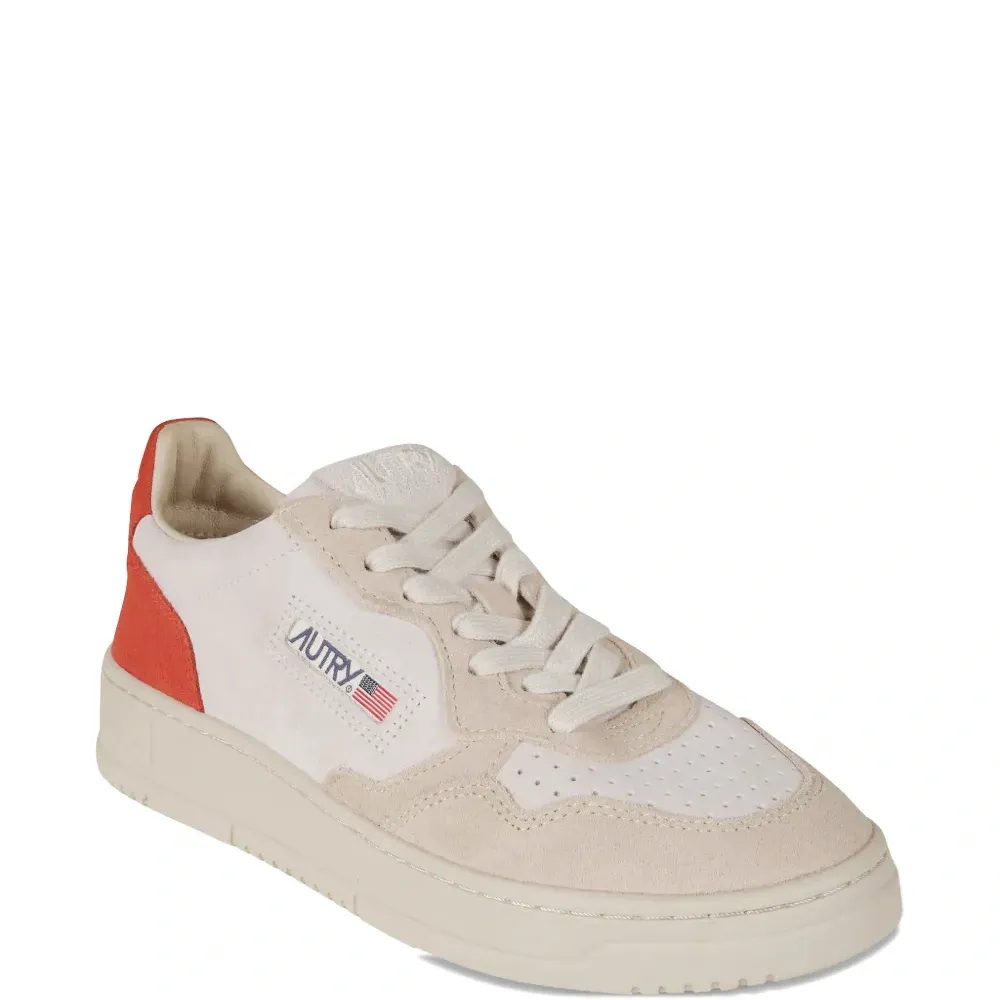 Перфорированные кроссовки на шнуровке