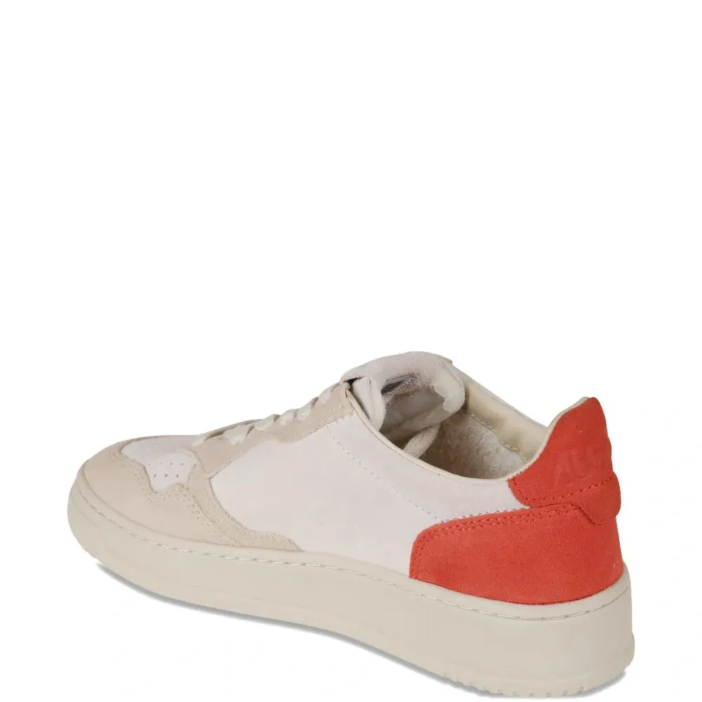 Перфорированные кроссовки на шнуровке