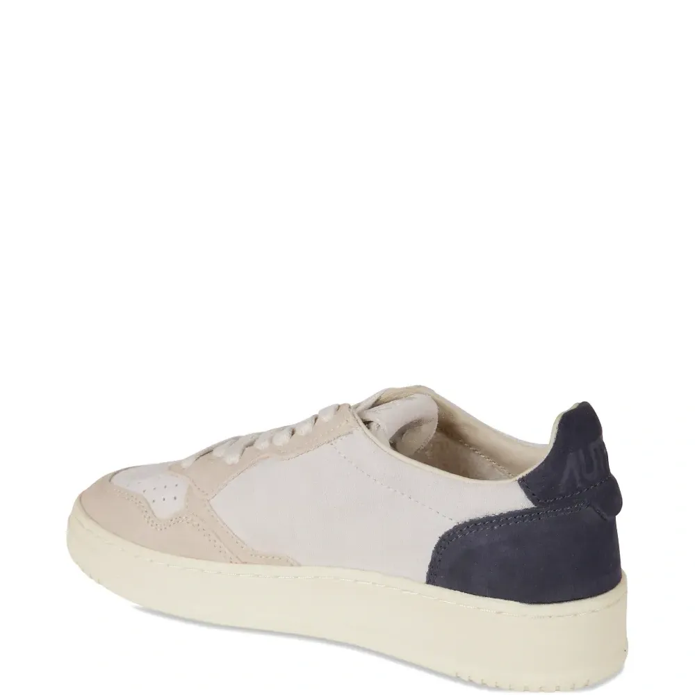 Кроссовки с панельным дизайном и перфорацией Кроссовки с панельным дизайном и перфорацией