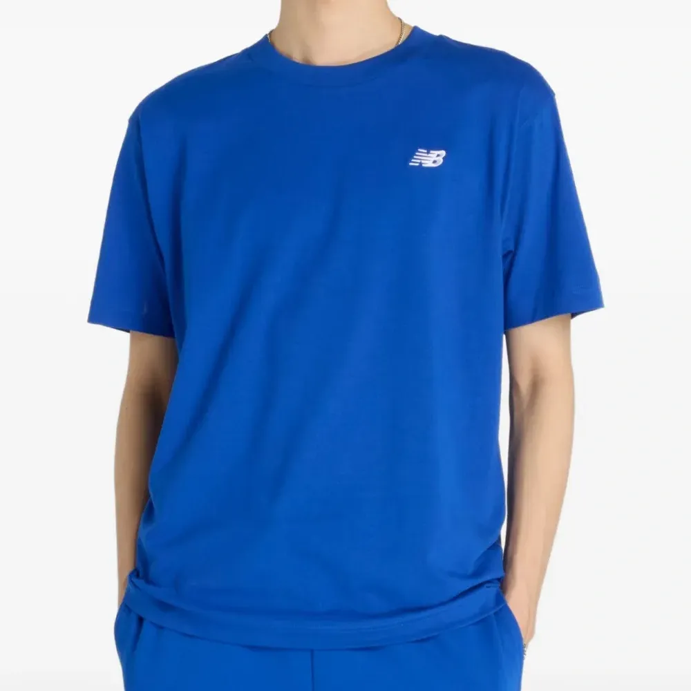 Футболка с вышитым логотипом