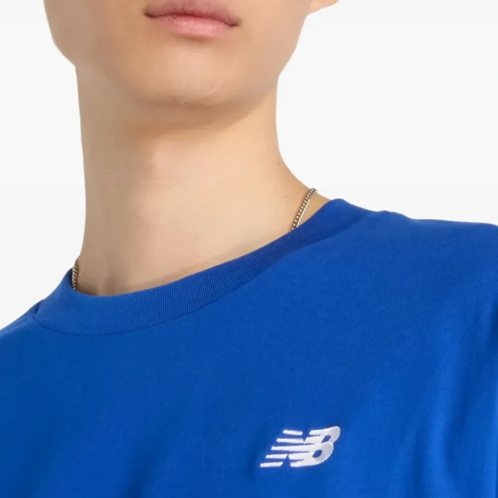 Футболка с вышитым логотипом