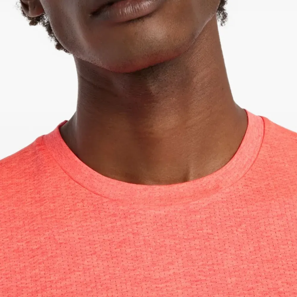 Футболка с логотипом