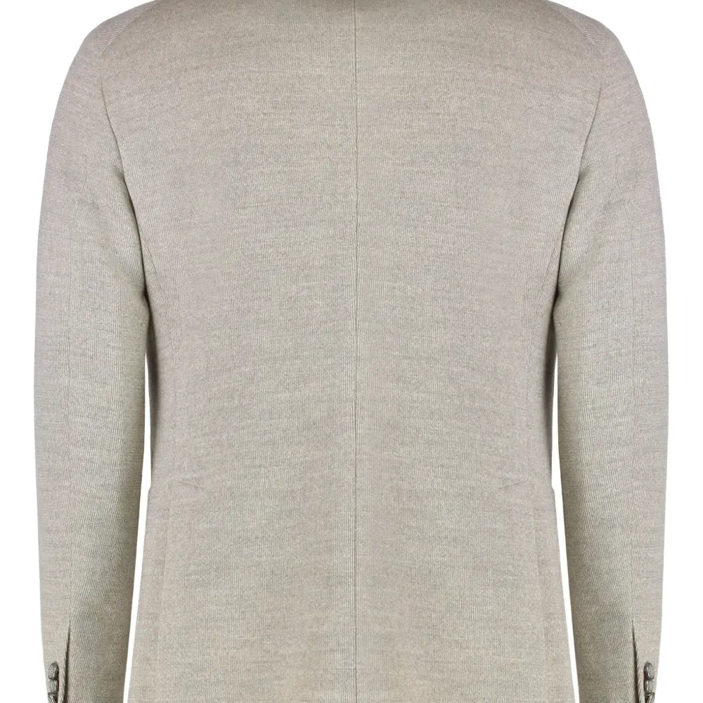 Однобортный пиджак на пуговицах Однобортный пиджак на пуговицах