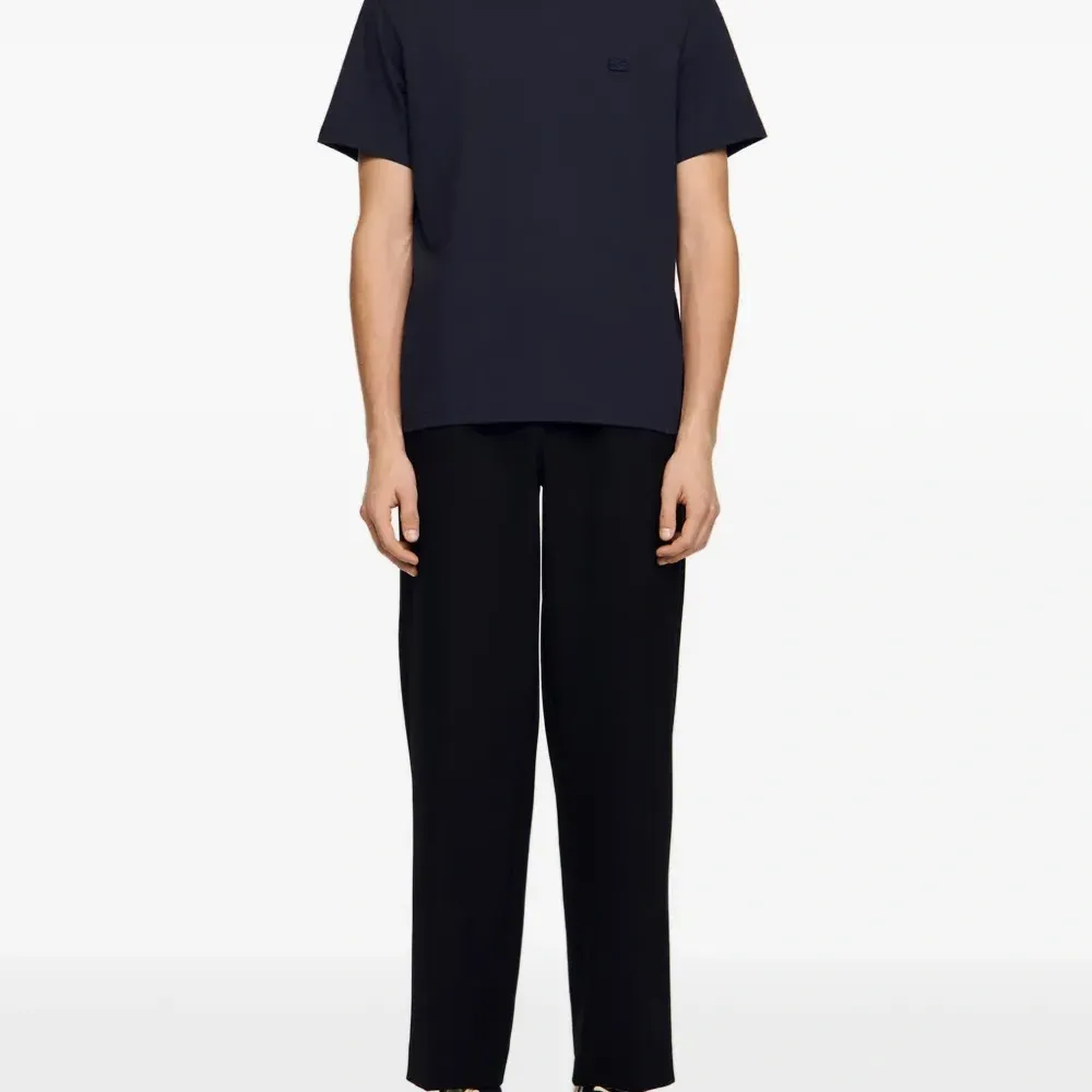 Футболка с нашивкой-логотипом