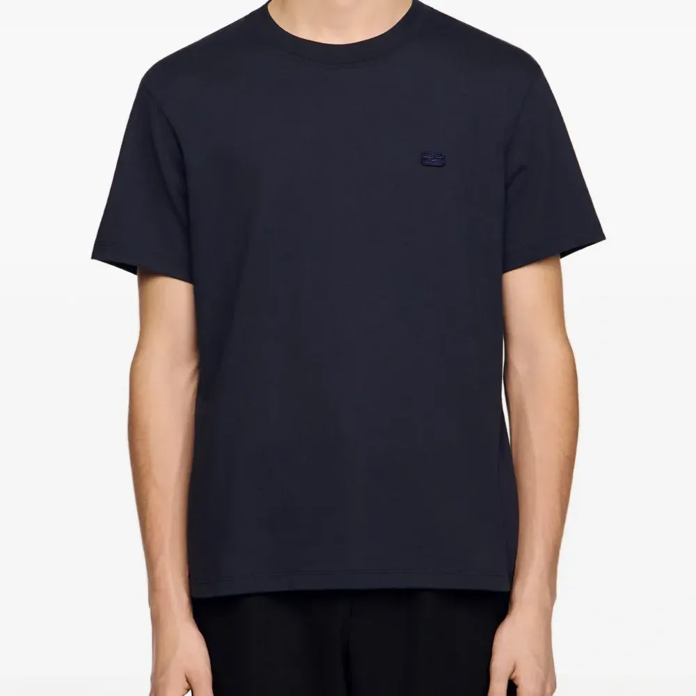 Футболка с нашивкой-логотипом