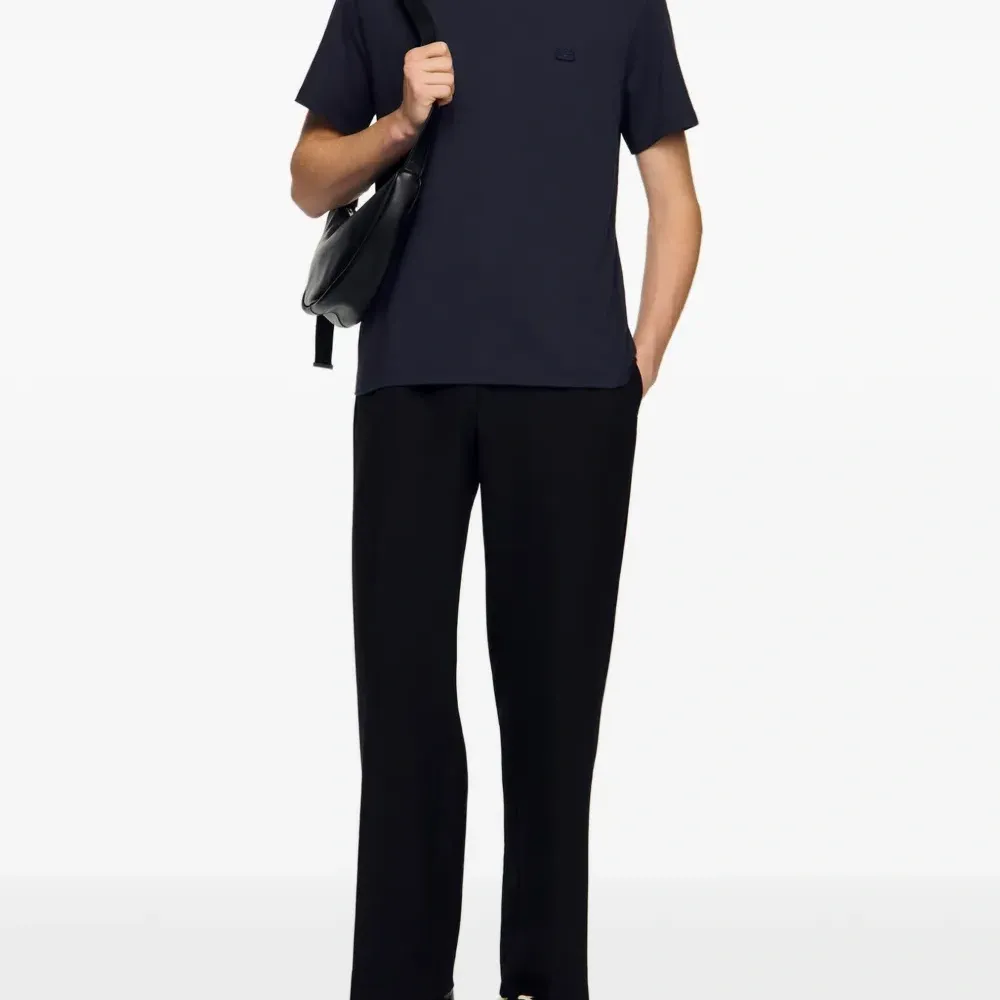 Футболка с нашивкой-логотипом