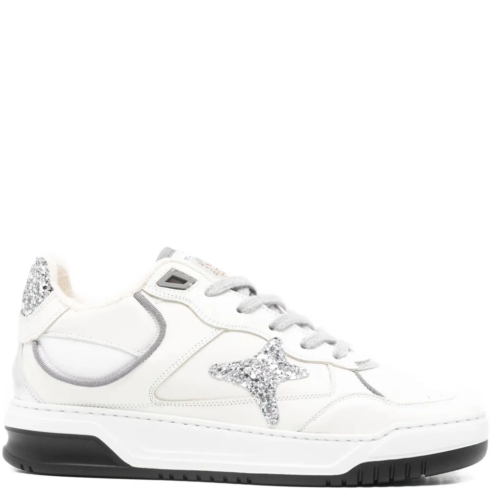 Кроссовки с аппликацией в виде звезды