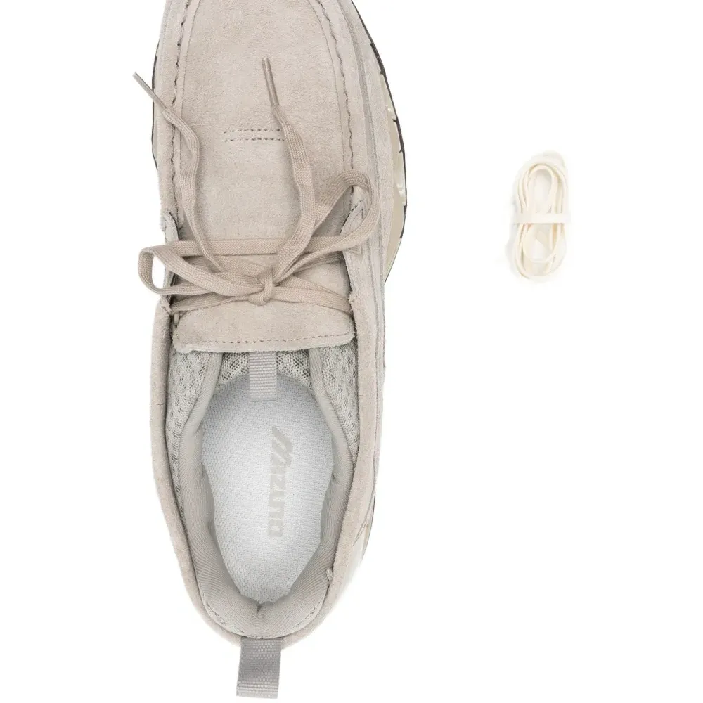 Кроссовки на шнуровке