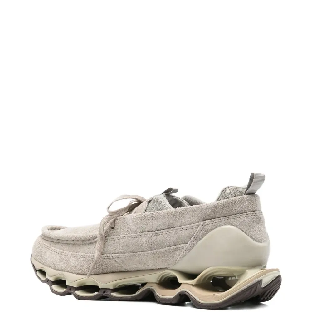 Кроссовки на шнуровке