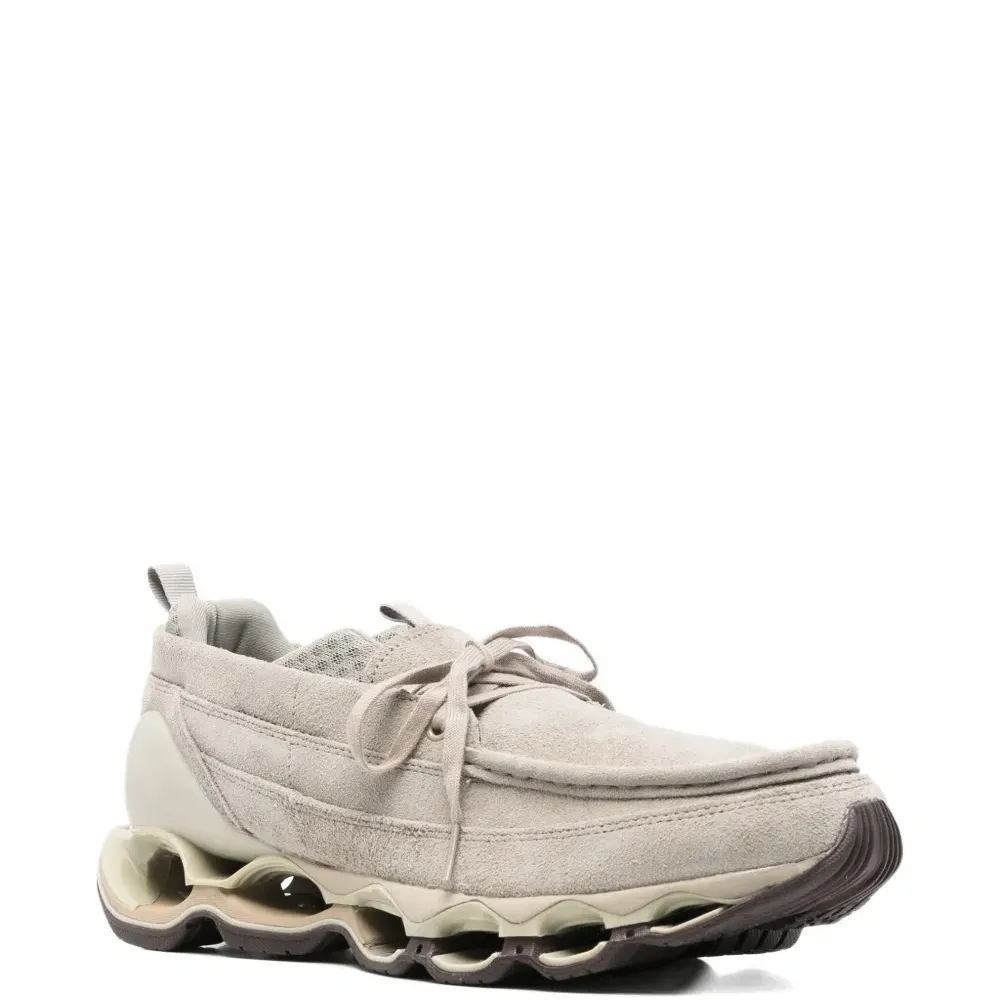 Кроссовки на шнуровке