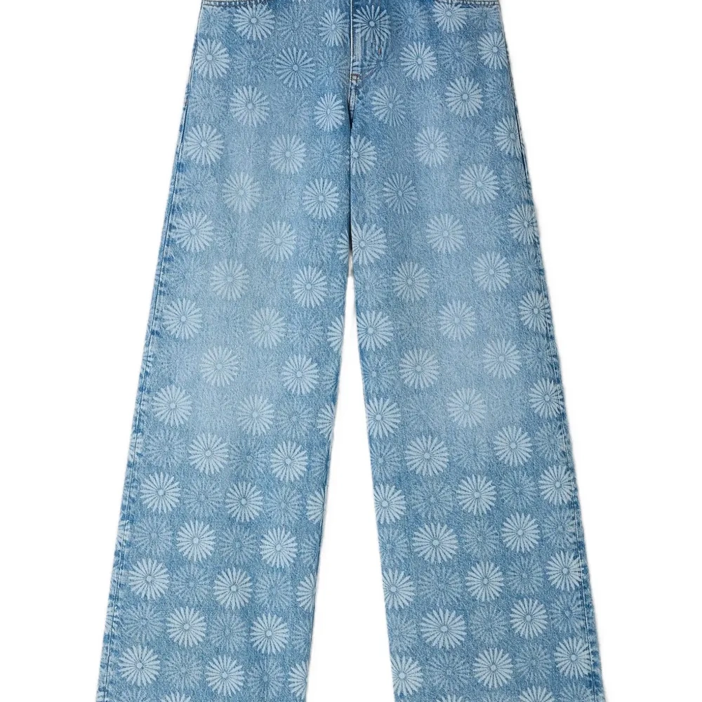 Широкие джинсы с цветочным узором