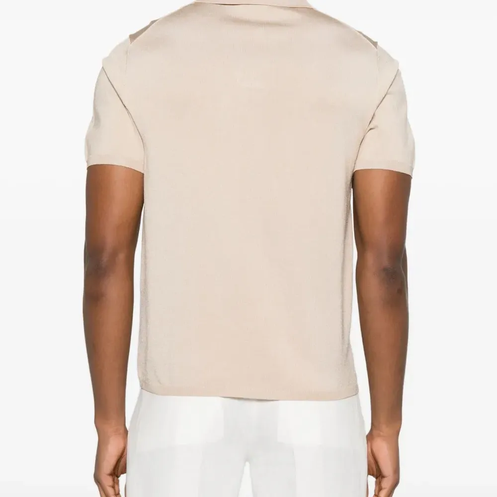 Футболка с V-образным вырезом