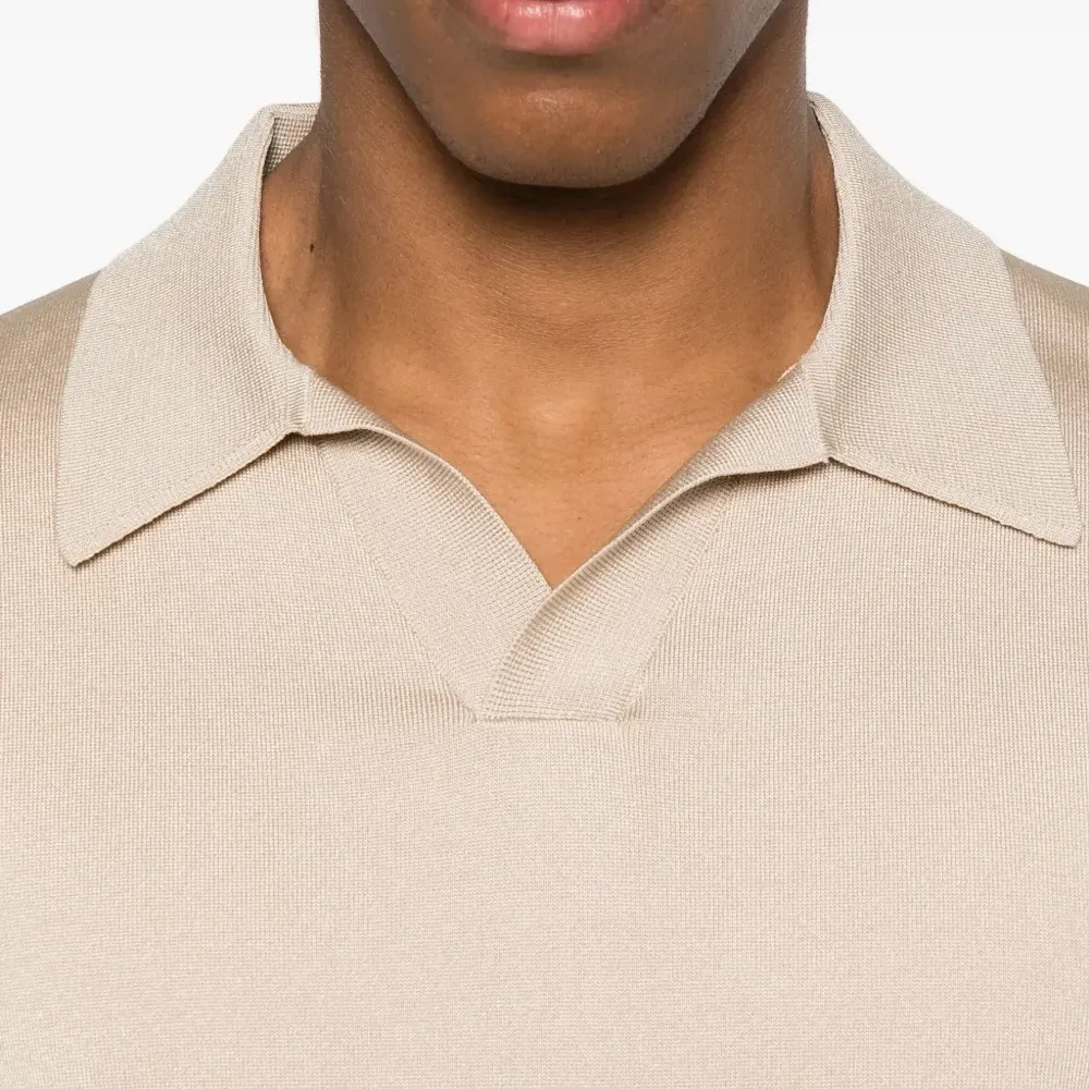 Футболка с V-образным вырезом