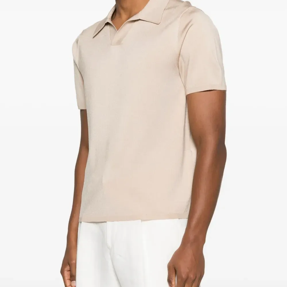 Футболка с V-образным вырезом